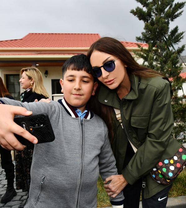 Президент Ильхам Алиев и Первая леди Мехрибан Алиева встретились и побеседовали с жителями села Талыш (ФОТО)