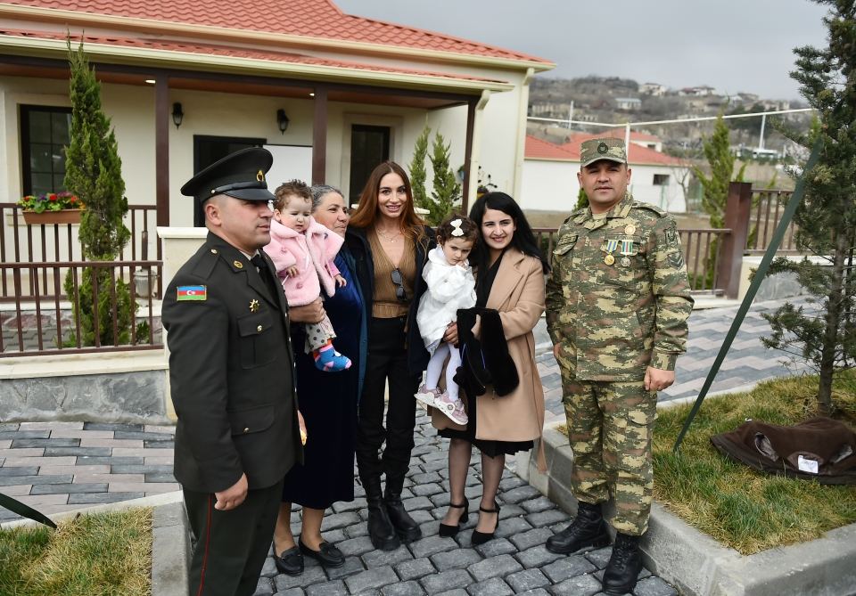 Президент Ильхам Алиев и Первая леди Мехрибан Алиева встретились и побеседовали с жителями села Талыш (ФОТО)