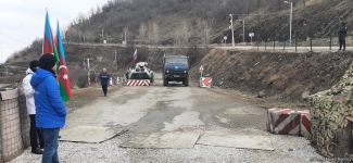 По Лачинской дороге беспрепятственно проехали три автомобиля миротворцев (ФОТО)