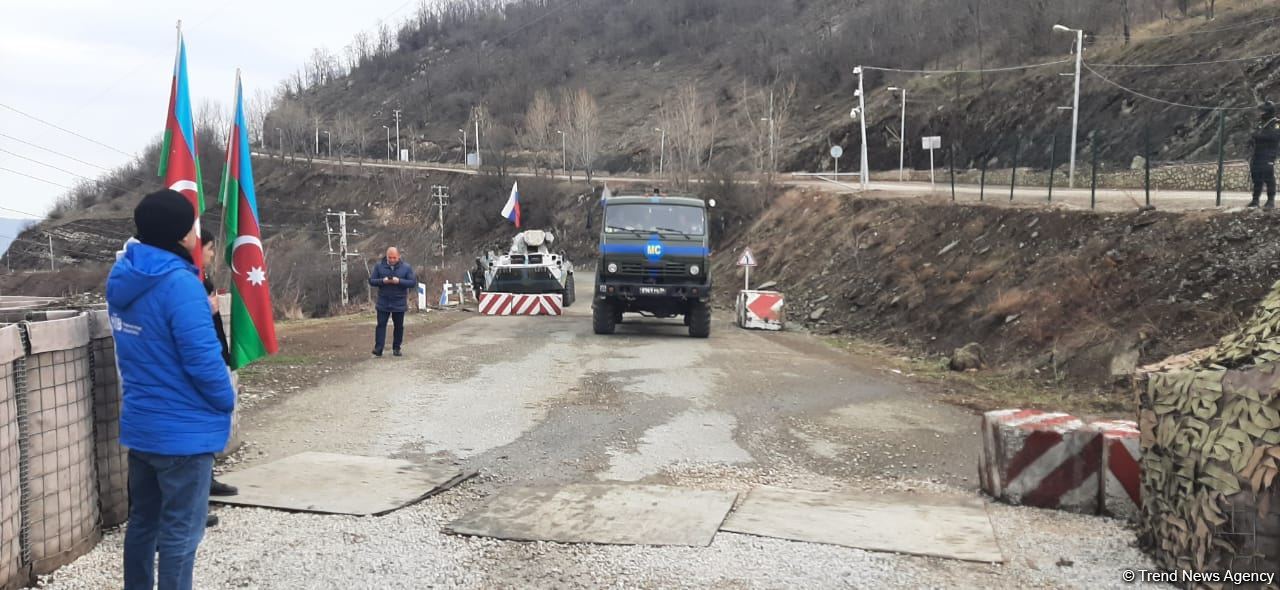 По Лачинской дороге беспрепятственно проехали три автомобиля миротворцев (ФОТО)