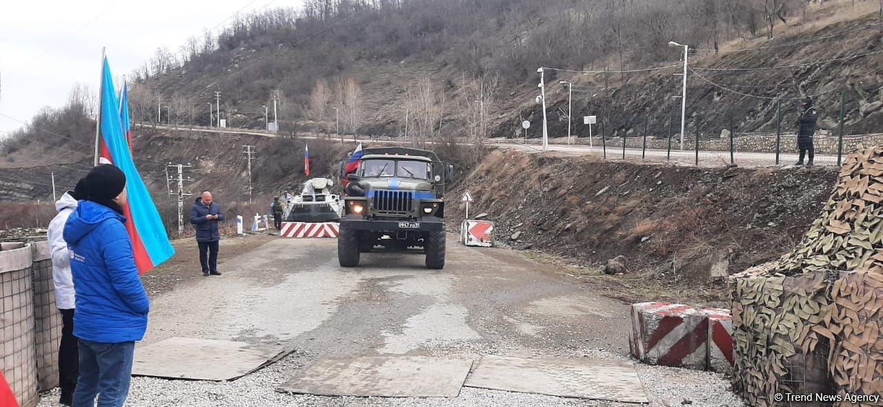 По Лачинской дороге беспрепятственно проехали три автомобиля миротворцев (ФОТО)