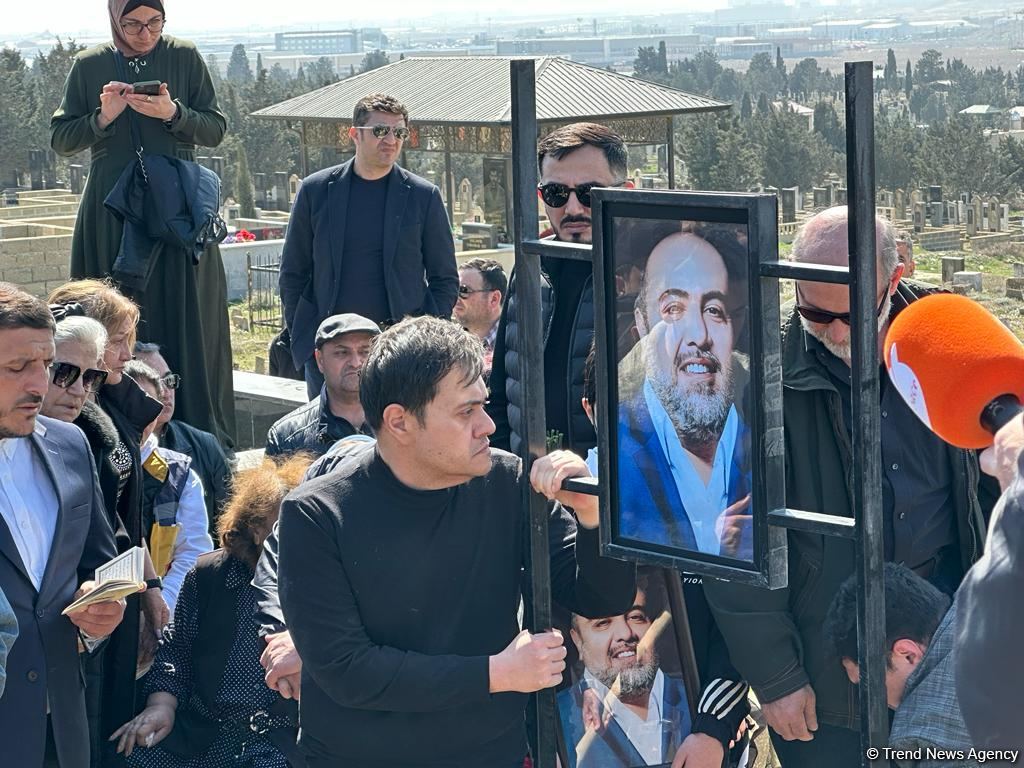 В Баку проходят похороны погибшего в ДТП Огтая Алиева (ФОТО)