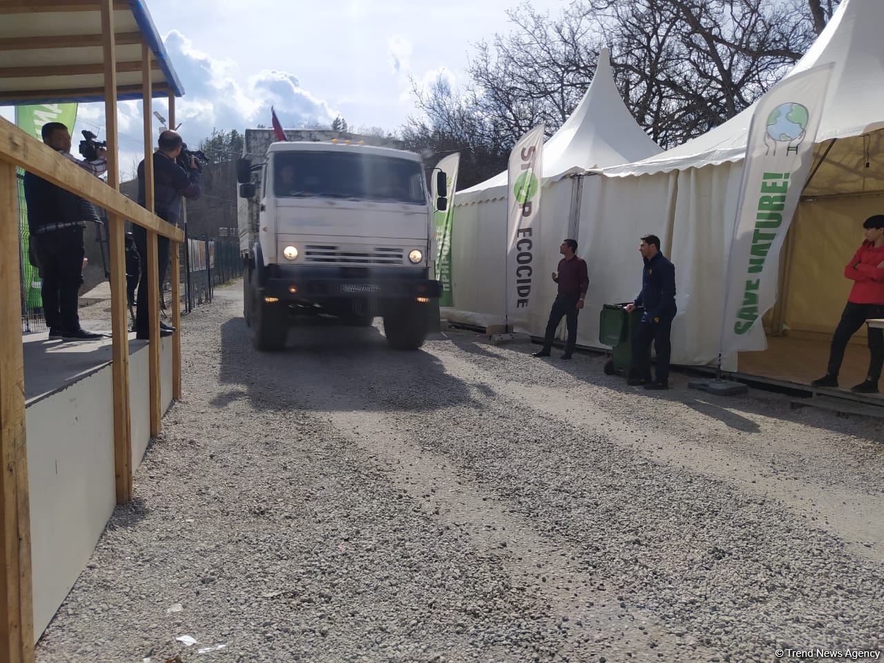 По Лачинской дороге беспрепятственно проехали 19 автомобилей миротворцев (ФОТО)