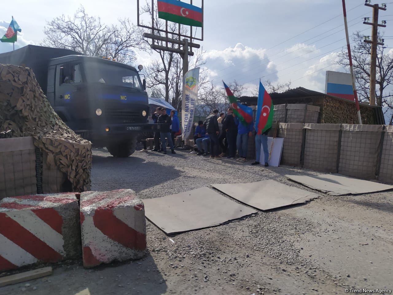 По Лачинской дороге беспрепятственно проехали 19 автомобилей миротворцев (ФОТО)