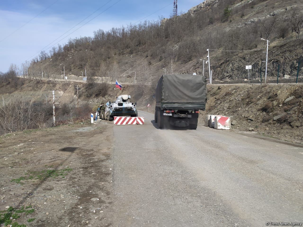 По Лачинской дороге беспрепятственно проехали 19 автомобилей миротворцев (ФОТО)
