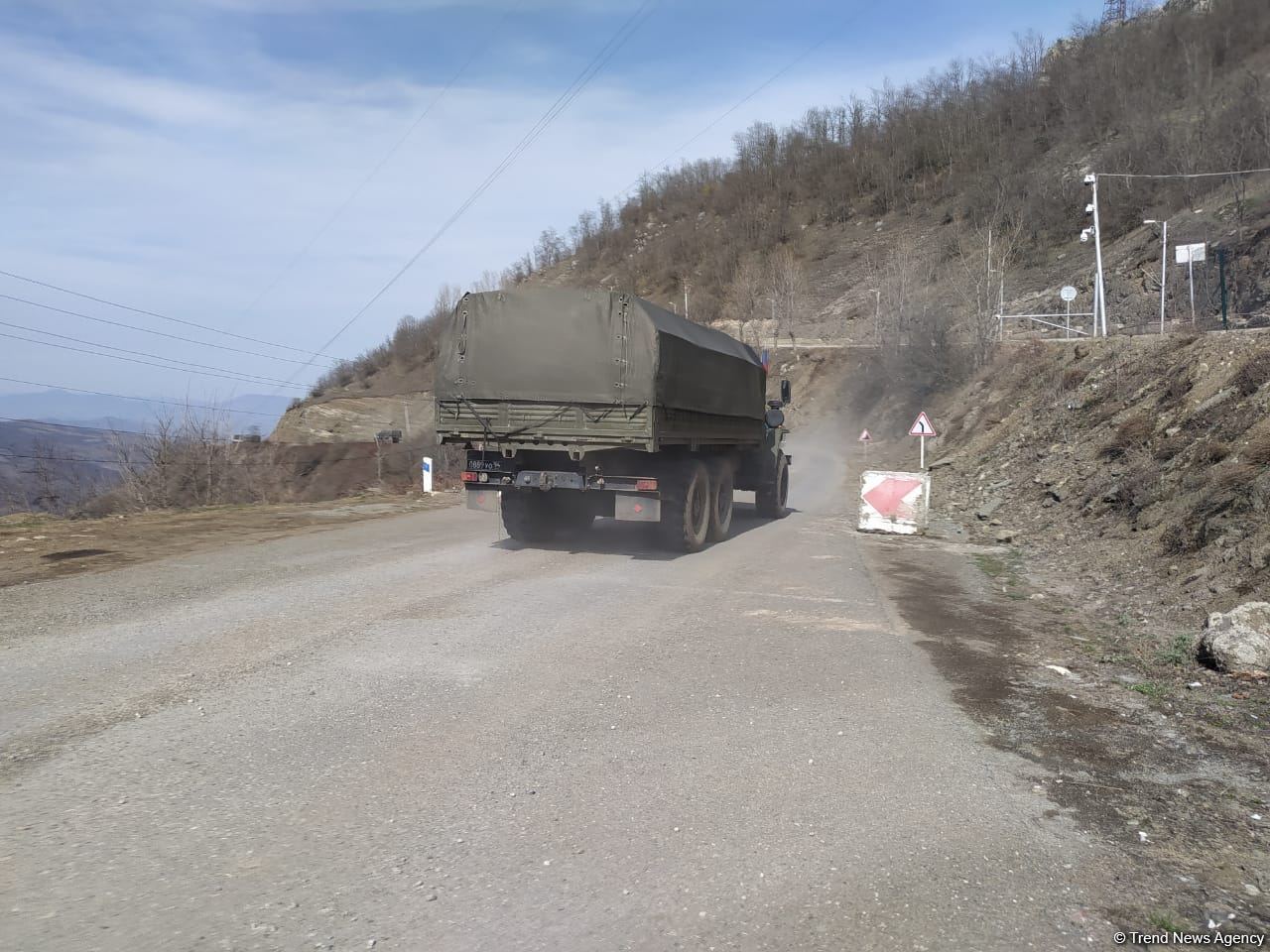 По Лачинской дороге беспрепятственно проехали 19 автомобилей миротворцев (ФОТО)