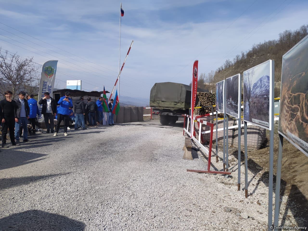 По Лачинской дороге беспрепятственно проехали 19 автомобилей миротворцев (ФОТО)