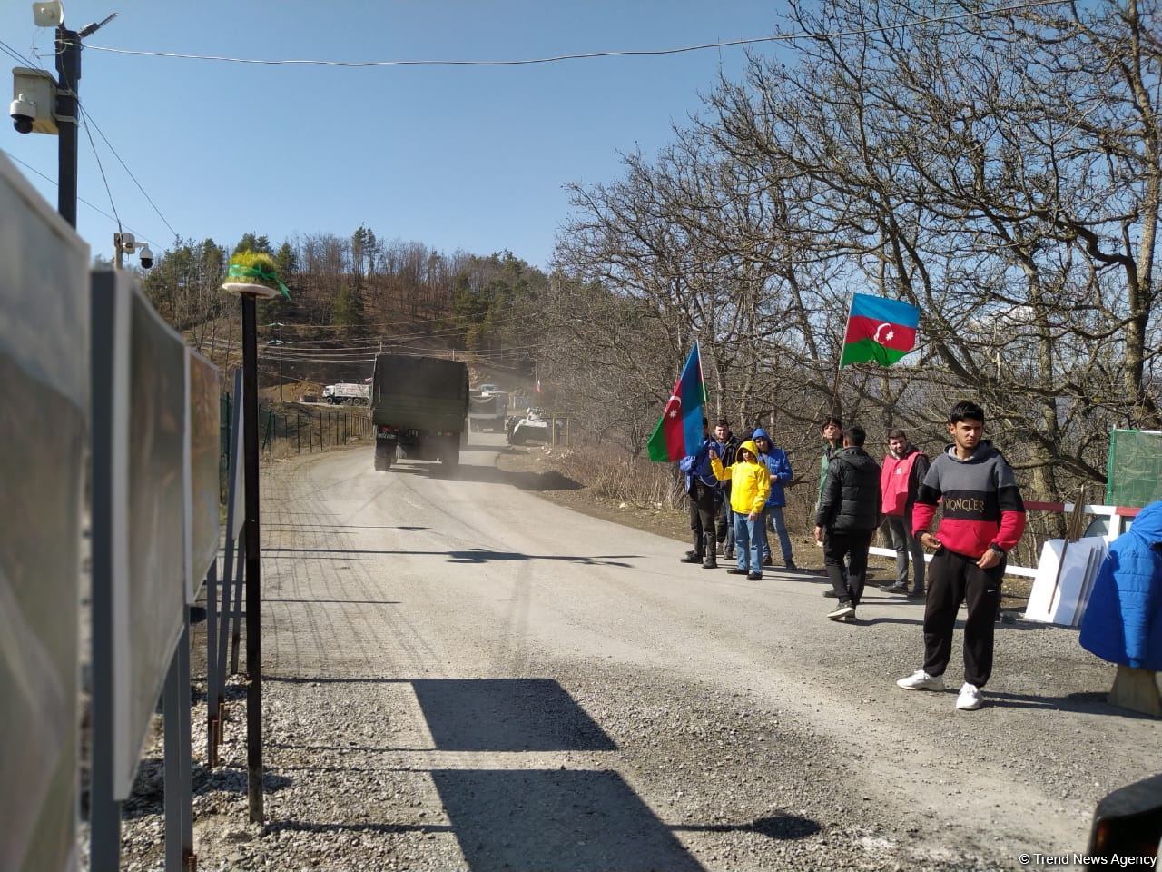 По Лачинской дороге проехала автоколонна миротворцев (ФОТО)