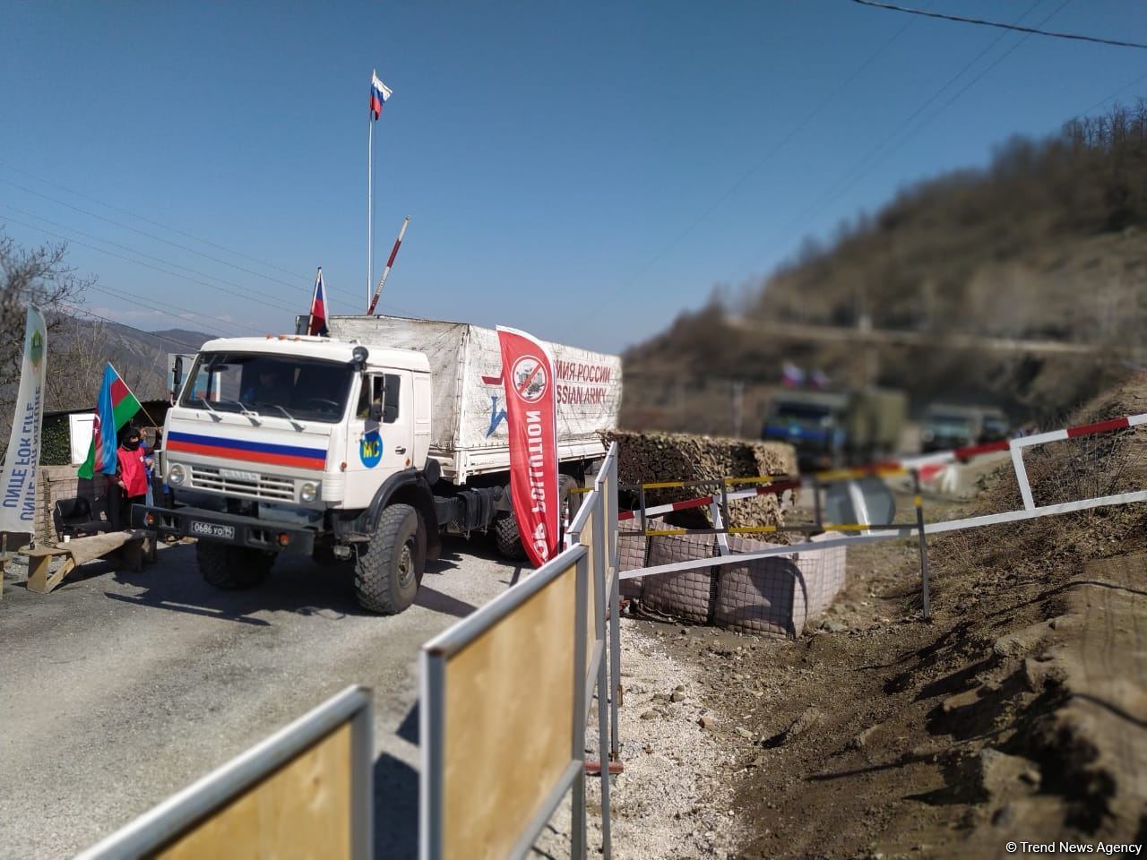 По Лачинской дороге проехала автоколонна миротворцев (ФОТО)