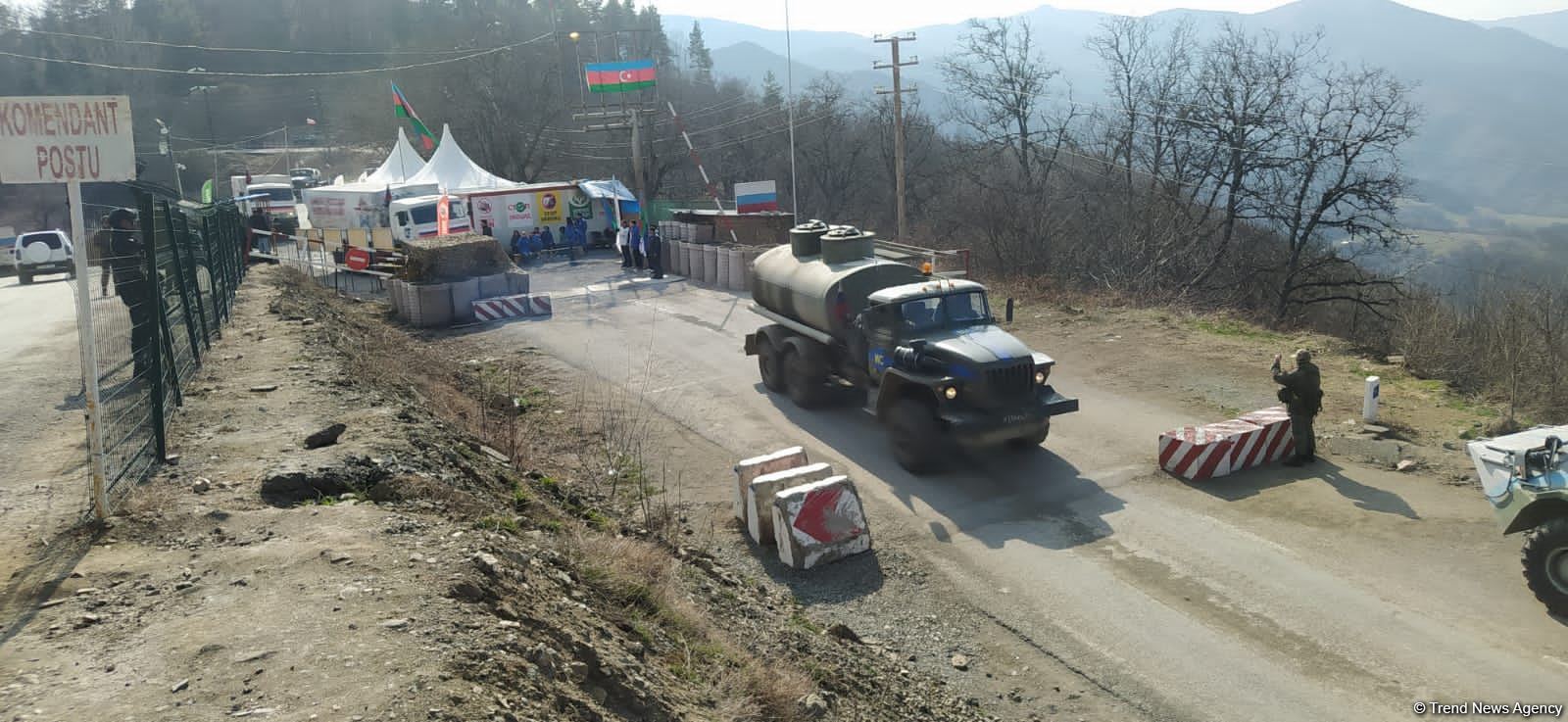 По Лачинской дороге беспрепятственно проехала автоколонна из 33 автомашин РМК (ФОТО)