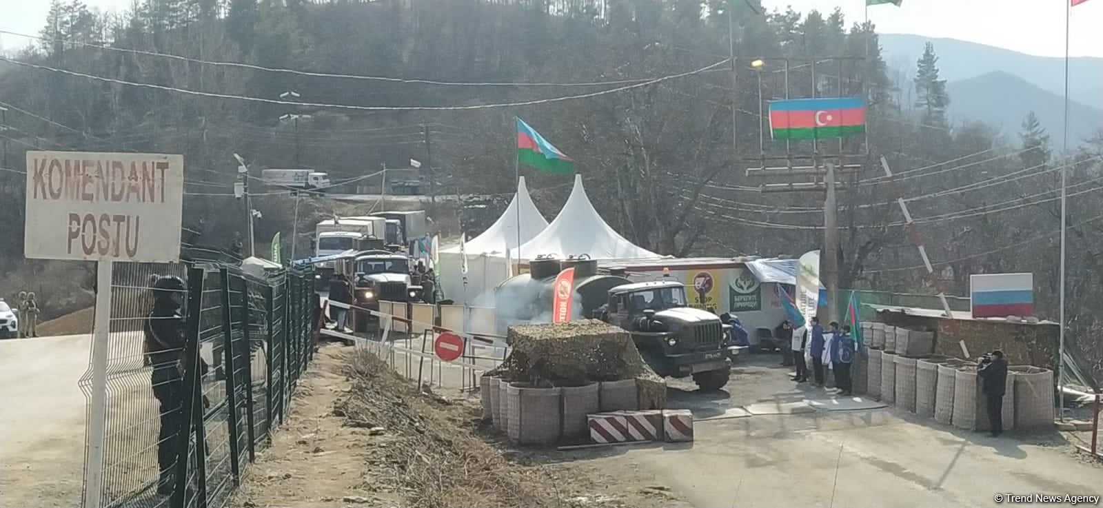 По Лачинской дороге беспрепятственно проехала автоколонна из 33 автомашин РМК (ФОТО)