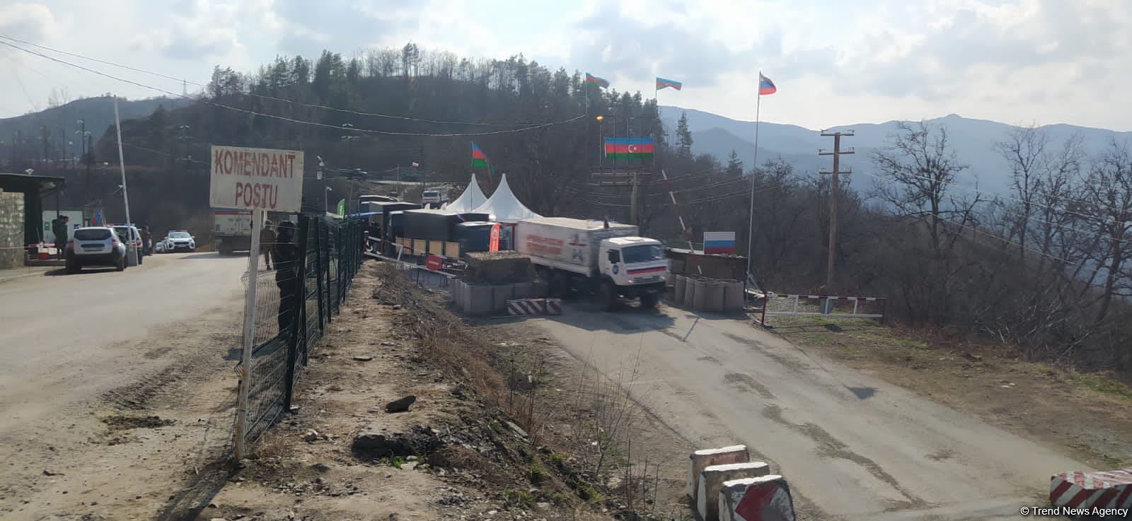 По Лачинской дороге беспрепятственно проехала автоколонна из 33 автомашин РМК (ФОТО)