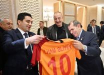 Президент футбольного клуба «Галатасарай» преподнес Президенту Ильхаму Алиеву памятные подарки (ФОТО)