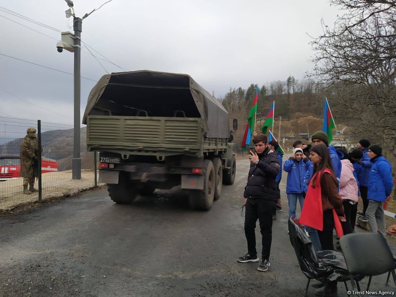 По Лачинской дороге беспрепятственно проехали три автомобиля миротворцев (ФОТО)