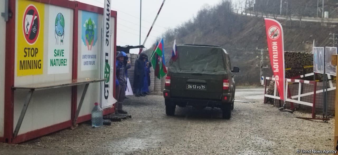 По Лачинской дороге беспрепятственно проехал автомобиль миротворцев (ФОТО)