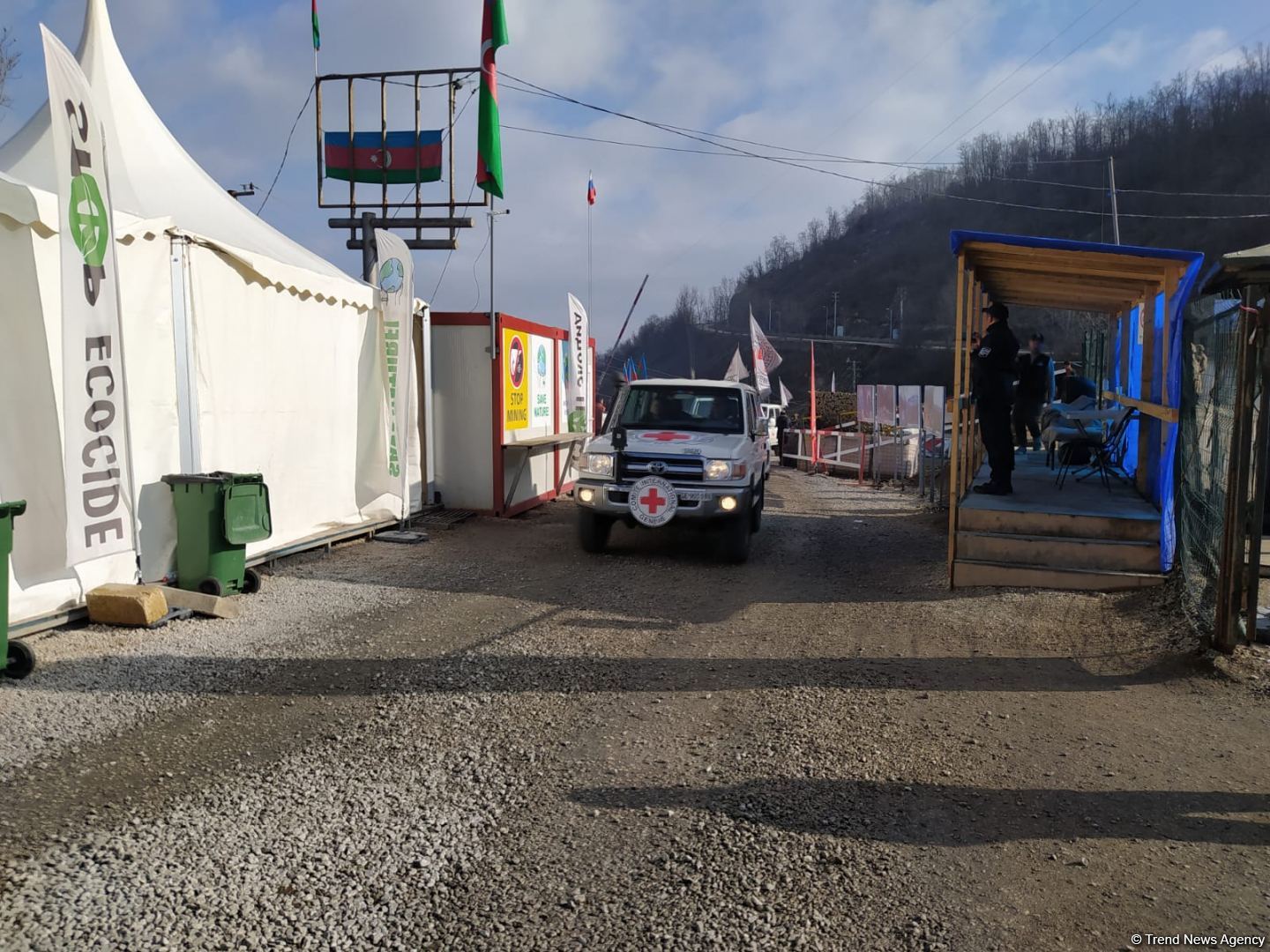 По Лачинской дороге проехала автоколонна Красного Креста (ФОТО)