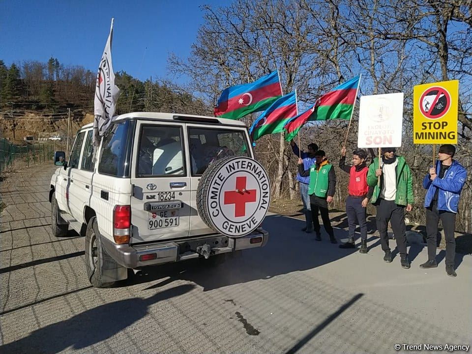 По Лачинской дороге проехала автоколонна Красного Креста (ФОТО)