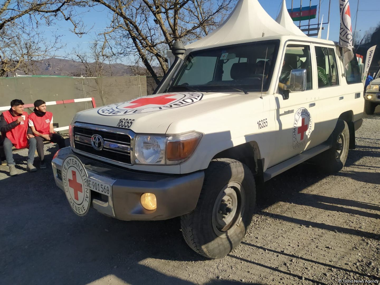 По Лачинской дороге проехала автоколонна Красного Креста (ФОТО)