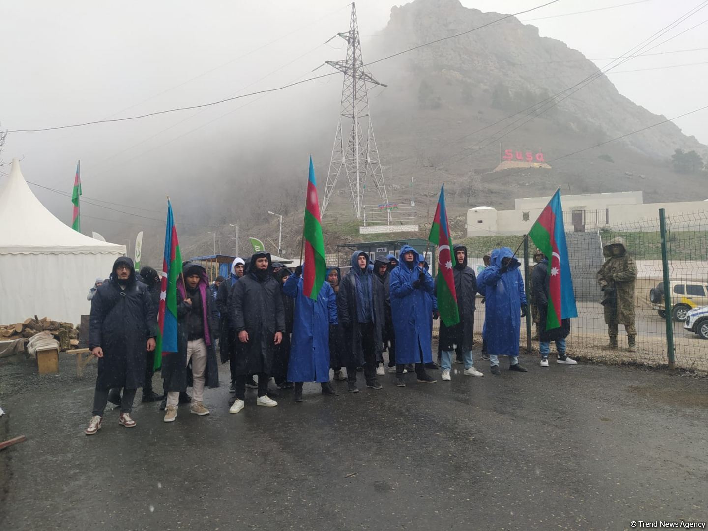 По Лачинской дороге беспрепятственно проехала очередная автоколонна миротворцев (ФОТО)