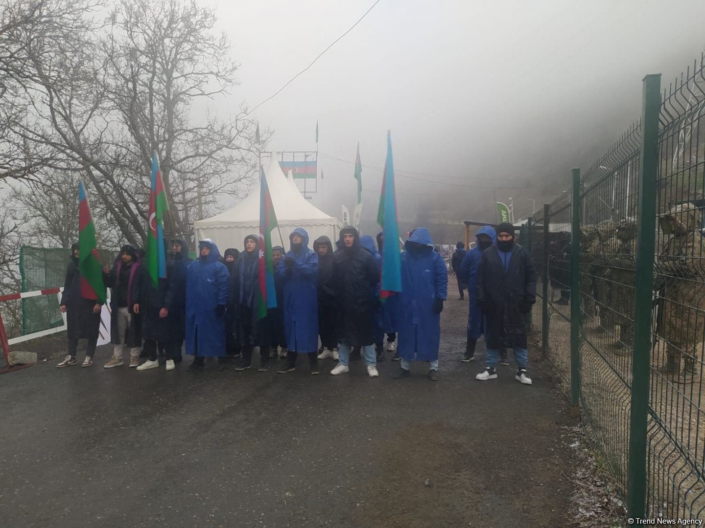 По Лачинской дороге беспрепятственно проехала очередная автоколонна миротворцев (ФОТО)