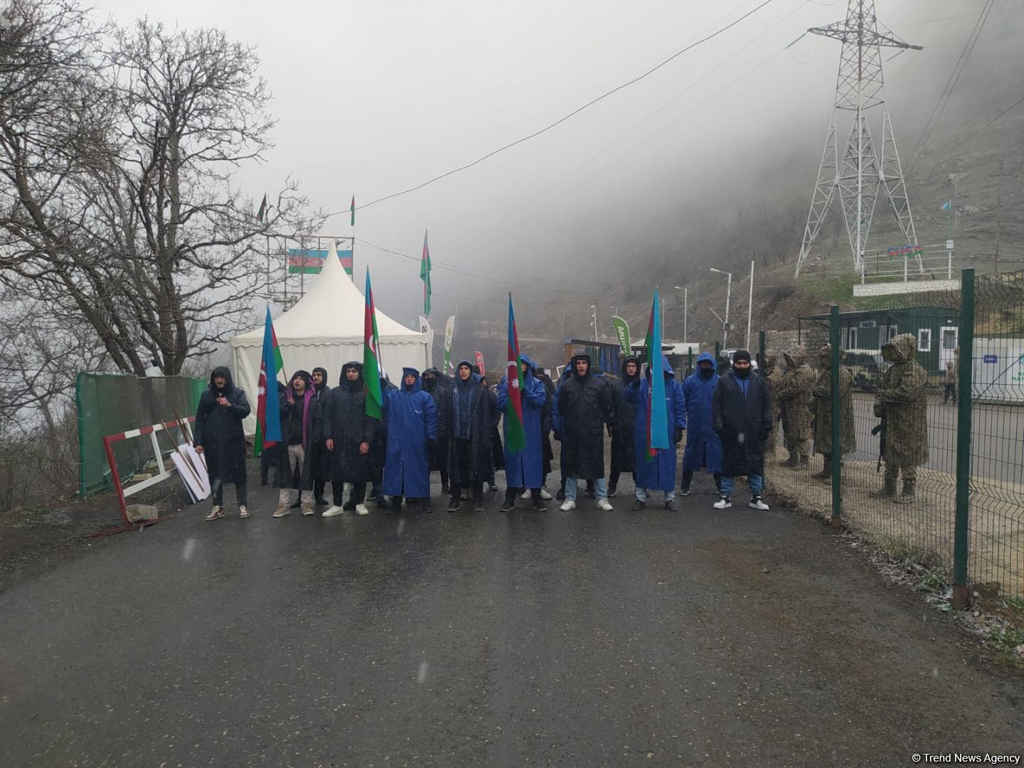 По Лачинской дороге беспрепятственно проехала очередная автоколонна миротворцев (ФОТО)