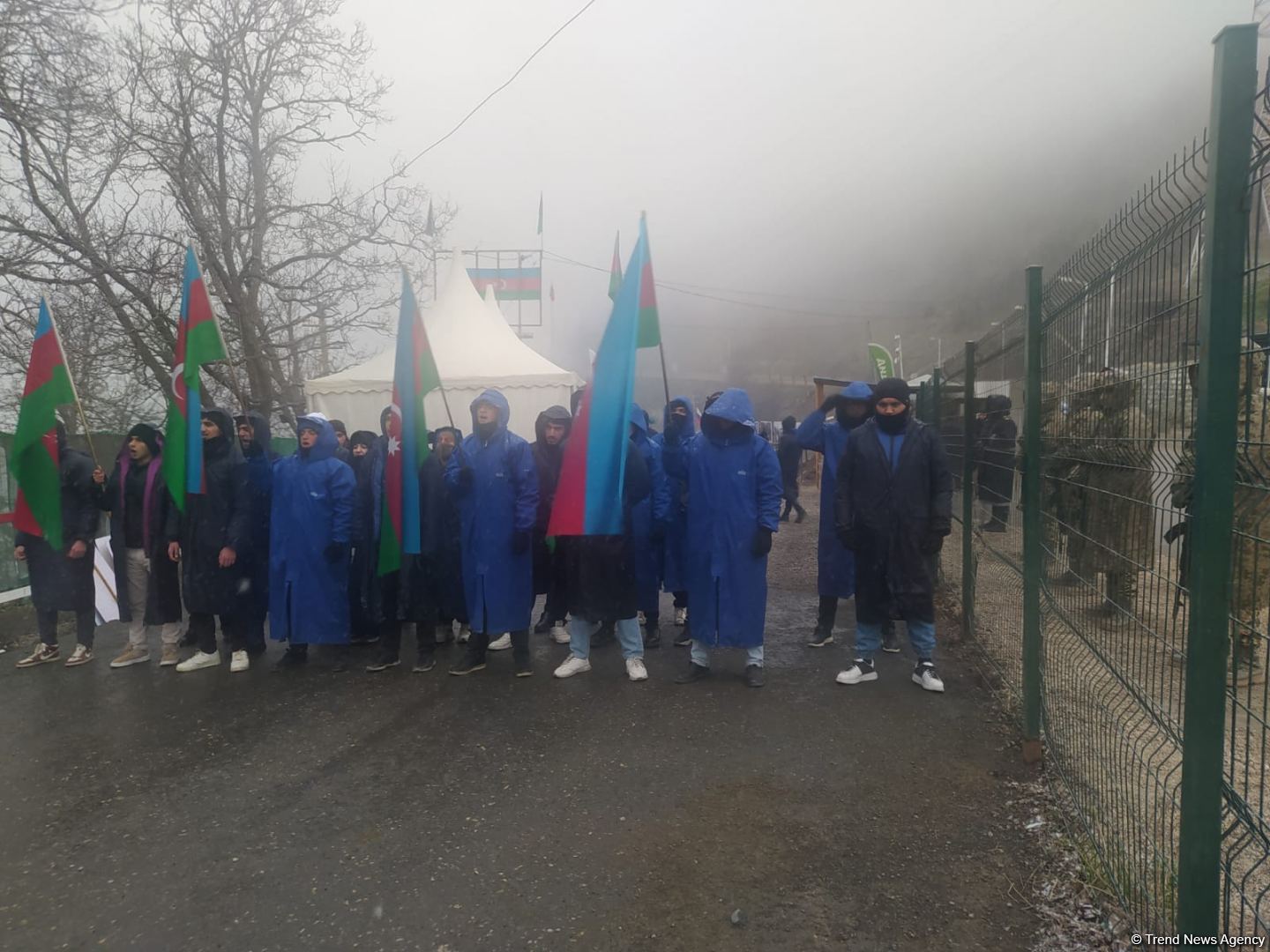 По Лачинской дороге беспрепятственно проехала очередная автоколонна миротворцев (ФОТО)