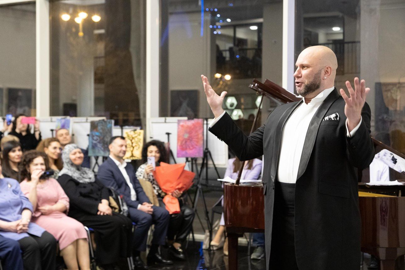 Праздник Антона Ферштандта – от церковной службы до театральной сцены. В 40 лет жизнь только начинается (ФОТО)