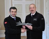 Selcuk Bayraktar presents keepsake to President Ilham Aliyev (PHOTO)