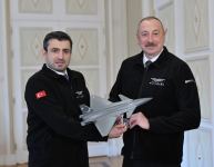 Selcuk Bayraktar presents keepsake to President Ilham Aliyev (PHOTO)