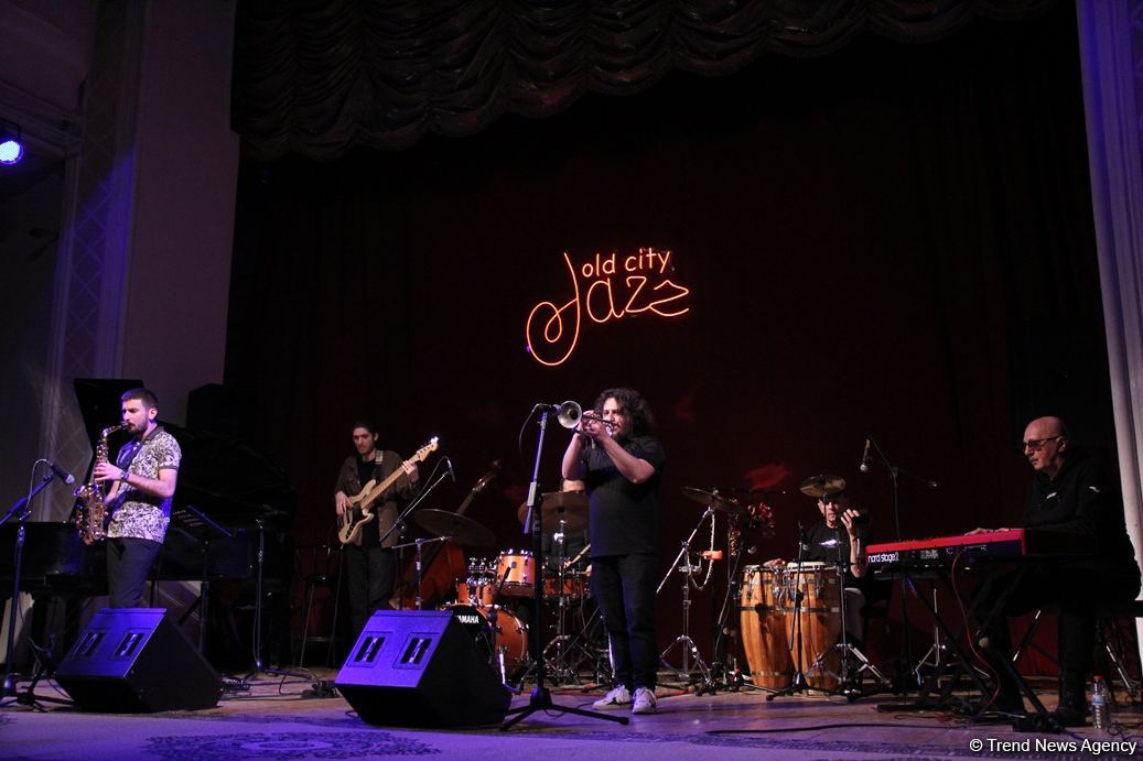 От 50 до 70… Весенний джаз в вечернем Баку под ритмы Old City Jazz (ФОТО)