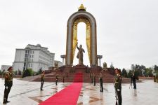 Президент Азербайджана Ильхам Алиев посетил памятник Исмоили Сомони в Душанбе (ФОТО/ВИДЕО)