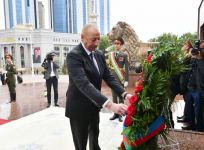 Президент Азербайджана Ильхам Алиев посетил памятник Исмоили Сомони в Душанбе (ФОТО/ВИДЕО)
