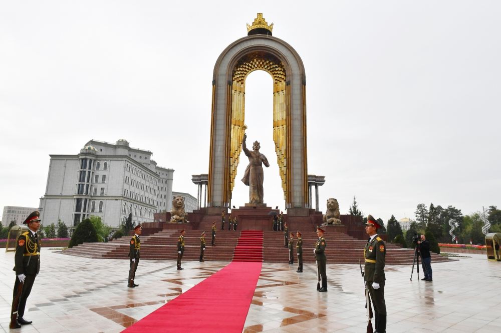 Президент Азербайджана Ильхам Алиев посетил памятник Исмоили Сомони в Душанбе (ФОТО/ВИДЕО)