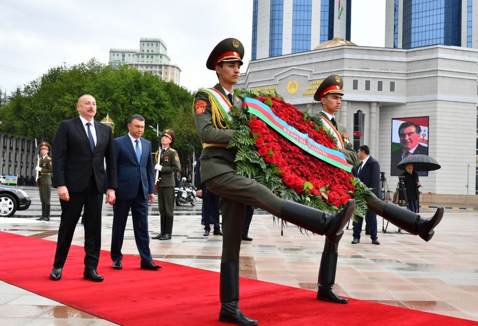 Президент Азербайджана Ильхам Алиев посетил памятник Исмоили Сомони в Душанбе (ФОТО/ВИДЕО)