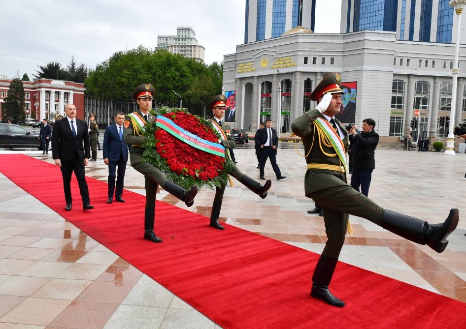 Президент Азербайджана Ильхам Алиев посетил памятник Исмоили Сомони в Душанбе (ФОТО/ВИДЕО)