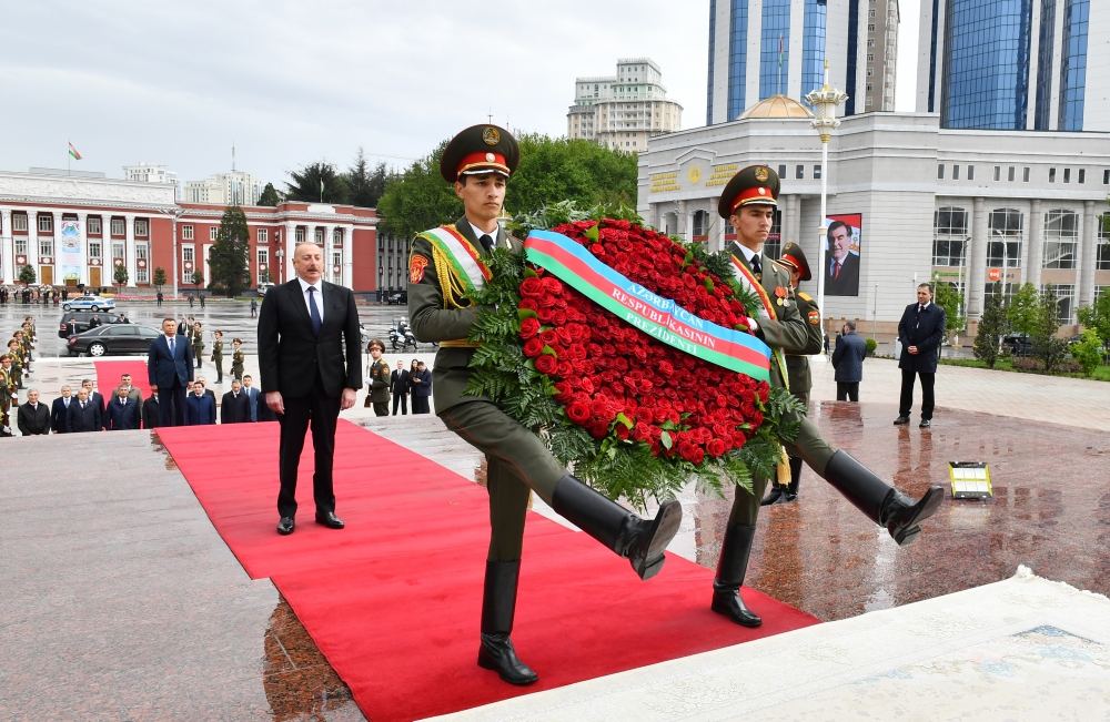 Президент Азербайджана Ильхам Алиев посетил памятник Исмоили Сомони в Душанбе (ФОТО/ВИДЕО)