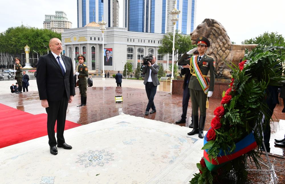 Президент Азербайджана Ильхам Алиев посетил памятник Исмоили Сомони в Душанбе (ФОТО/ВИДЕО)