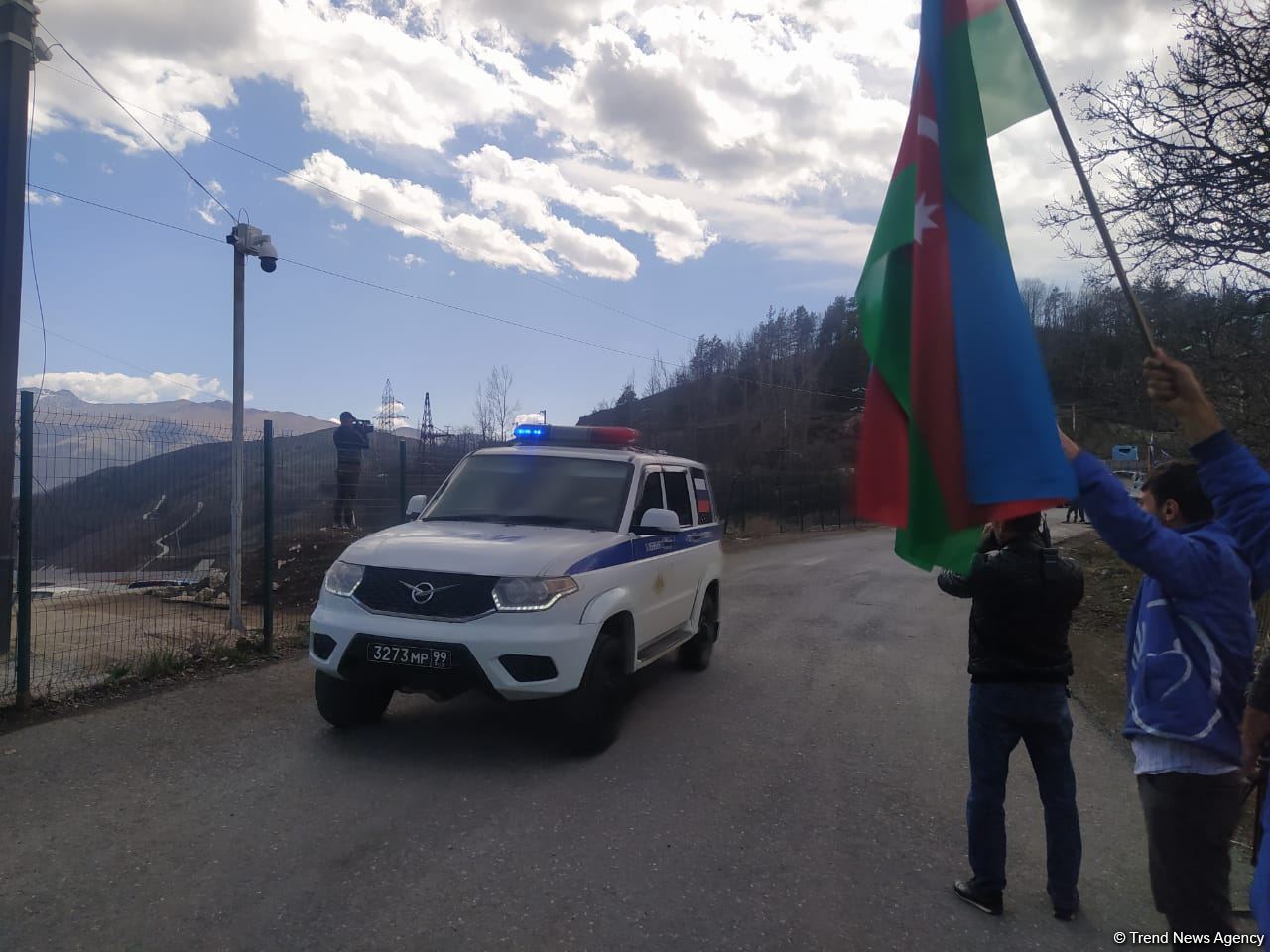 По Лачинской дороге беспрепятственно проехали 18 автомобилей миротворцев (ФОТО)