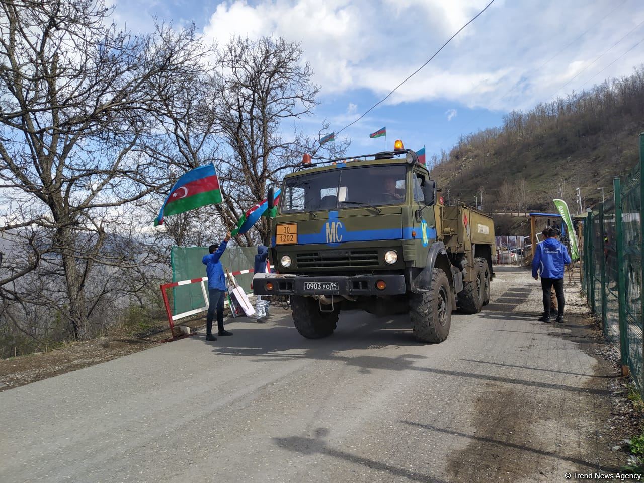 По Лачинской дороге беспрепятственно проехала автоколонна миротворцев (ФОТО)