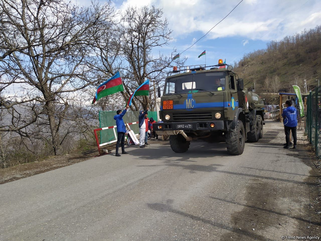 По Лачинской дороге беспрепятственно проехала автоколонна миротворцев (ФОТО)