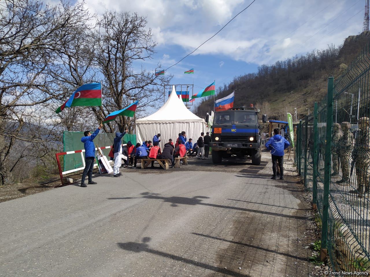 По Лачинской дороге беспрепятственно проехала автоколонна миротворцев (ФОТО)