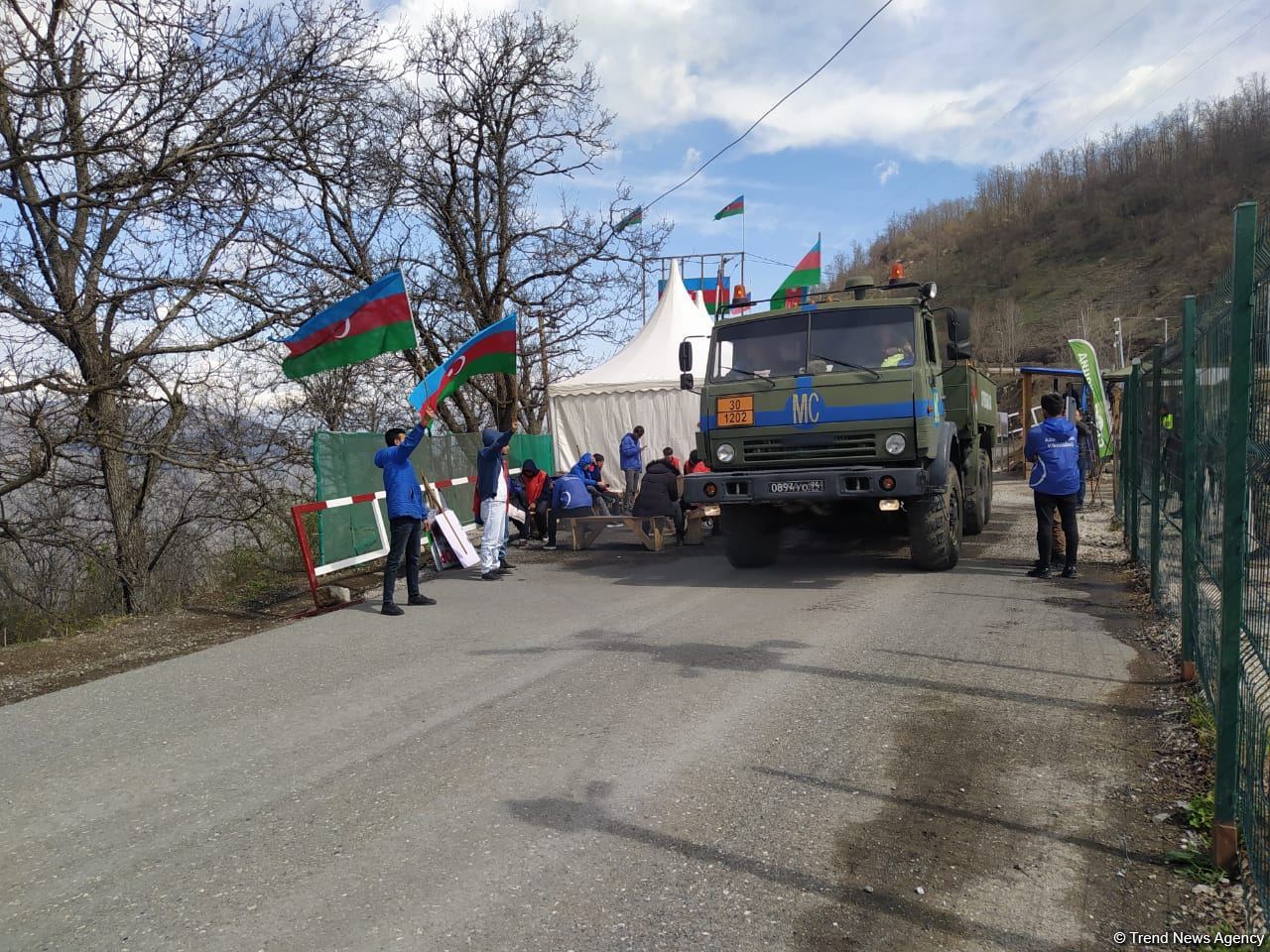 По Лачинской дороге беспрепятственно проехала автоколонна миротворцев (ФОТО)