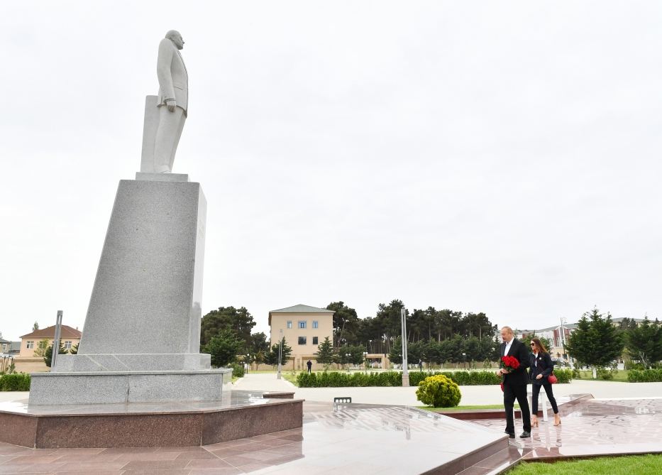 Президент Ильхам Алиев и Первая леди Мехрибан Алиева совершили поездку в Нефтчалинский район (ФОТО/ВИДЕО)