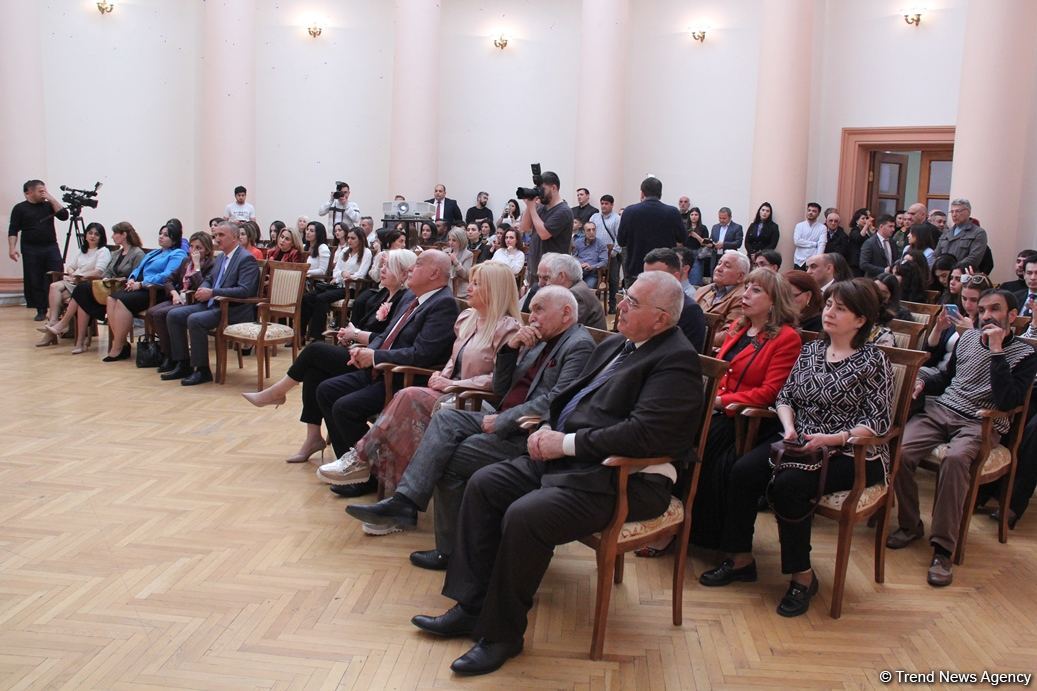 Представлены наскальные рисунки Гобустана в искусстве – живопись, скульптура, ковры, современные мотивы (ФОТО)