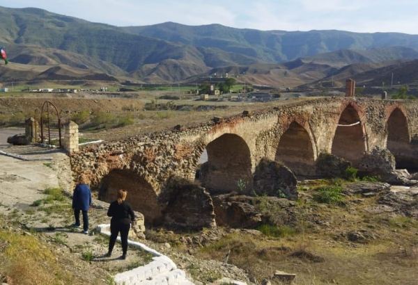 Delegation of US, Israel representatives visits Azerbaijan's Khudafarin bridge
