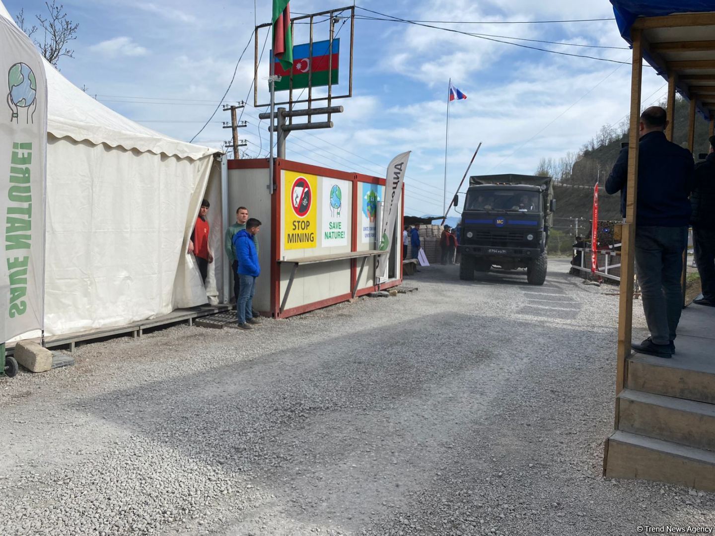 По Лачинской дороге беспрепятственно проехала автоколонна миротворцев (ФОТО)