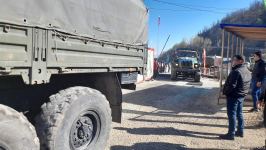 По Лачинской дороге беспрепятственно проехали 30 автомобилей миротворцев (ФОТО)