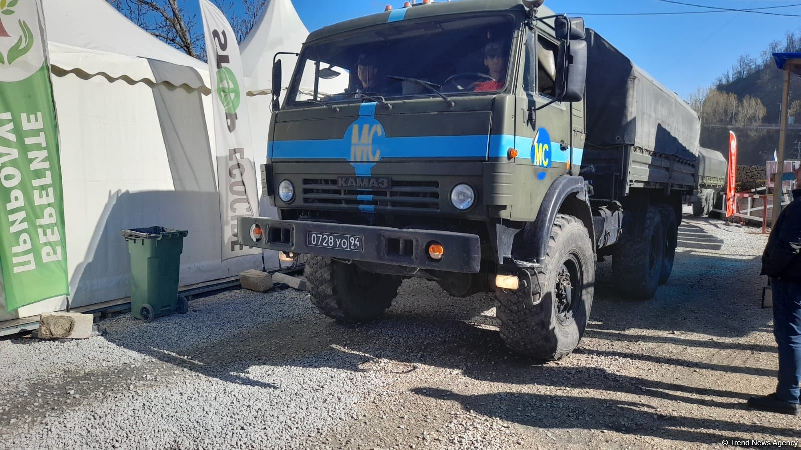 По Лачинской дороге беспрепятственно проехали 30 автомобилей миротворцев (ФОТО)
