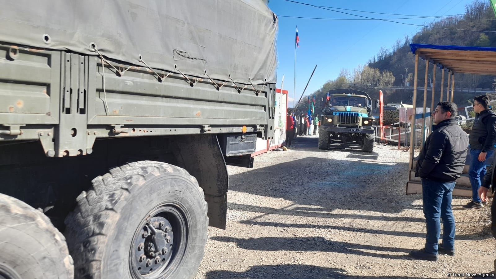 По Лачинской дороге беспрепятственно проехали 30 автомобилей миротворцев (ФОТО)
