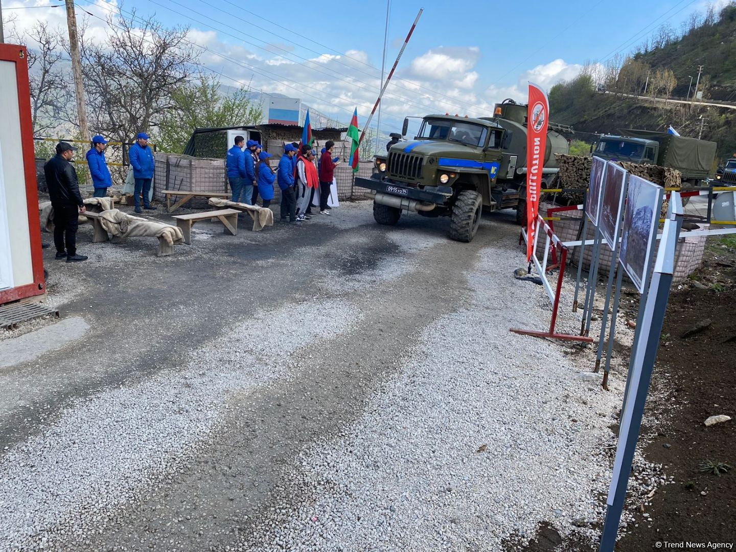 По Лачинской дороге беспрепятственно проехали 30 автомобилей миротворцев (ФОТО)